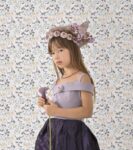 adele-papier-peint-enfant-motif-fleuri (1)