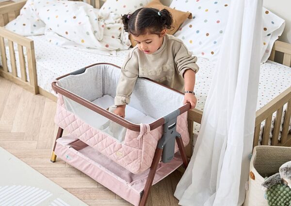 lifestyle-1-cozee-luxe-mini-me-play-crib