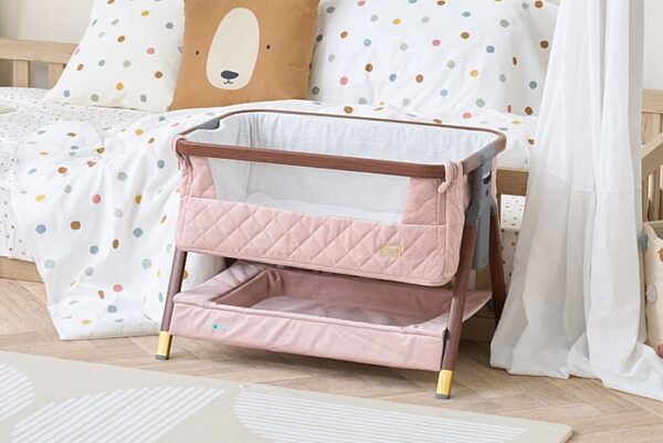 lifestyle-3-cozee-luxe-mini-me-play-crib