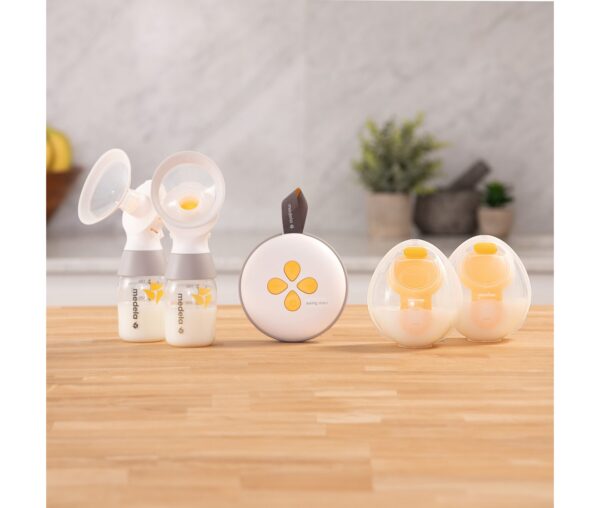 medela_swing-maxi-pump-and-cups-and-bottles-with-milk-on-counter-1.0_0001-1×1@2x.06702365