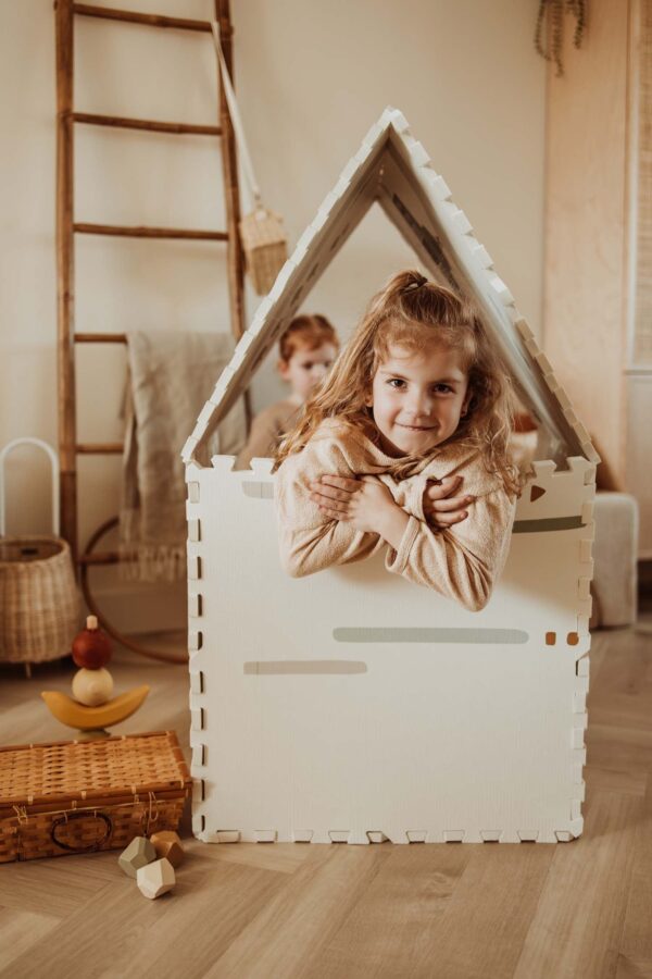 PlayandGo_EEVAA_farm_puzzlemat_made_in_a_playhouse_child_is_sitting_inside