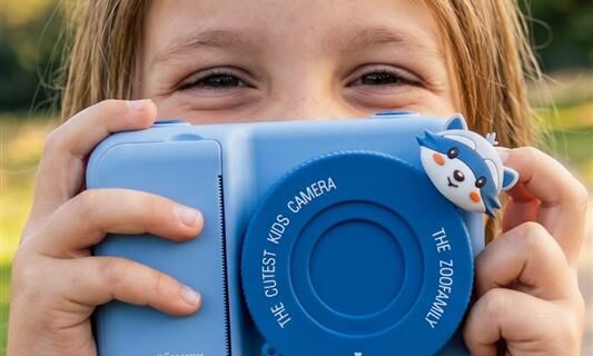 Vacances à hauteur d’enfant : pourquoi lui offrir son premier appareil photo cet été ?
