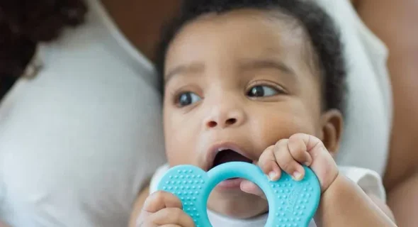 Automne et poussées dentaires : comment soulager les gencives de bébé en octobre